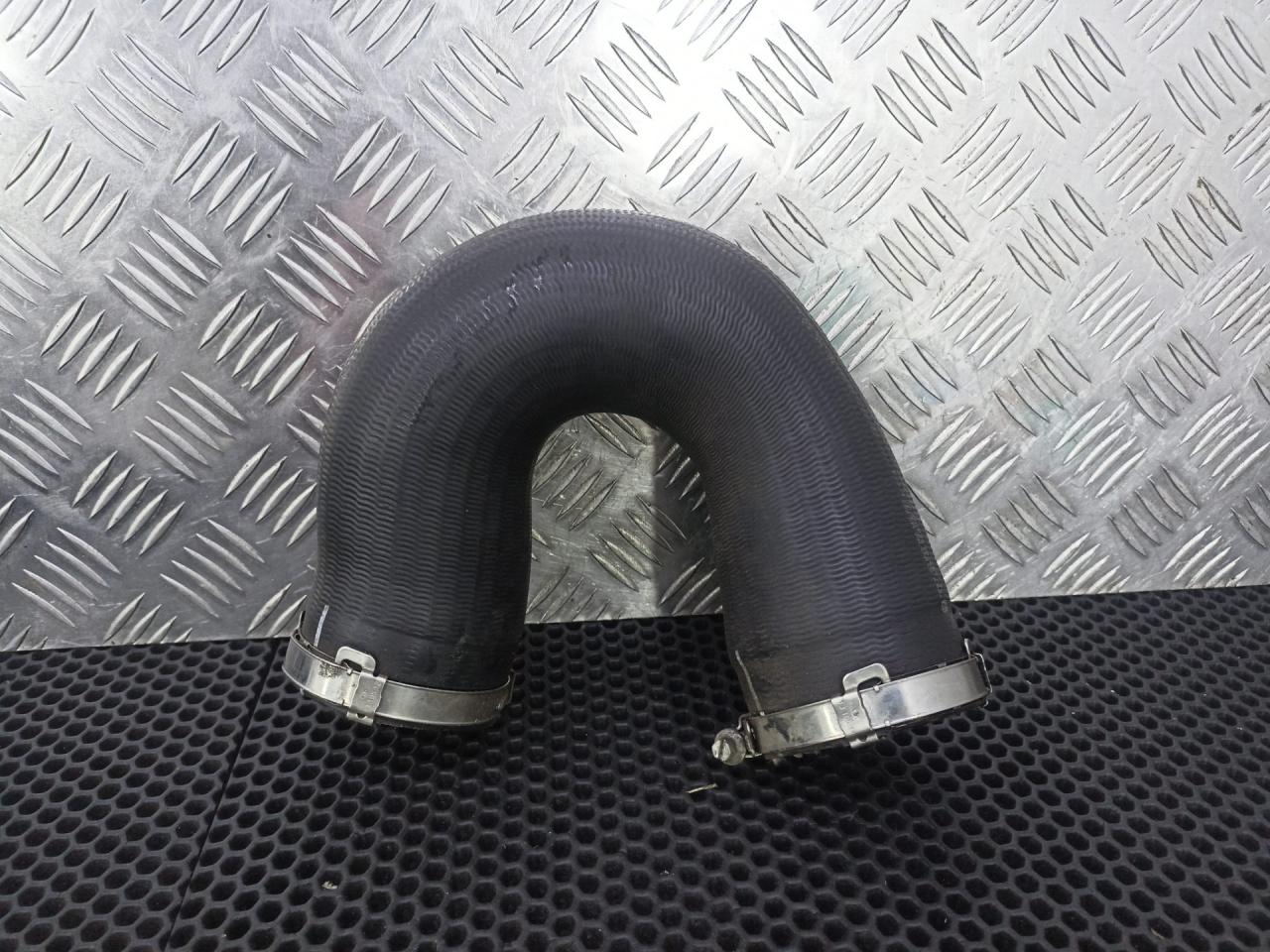 патрубок интеркулера Volkswagen Touareg 2 поколение 2014, 7P0145993 - фото №1