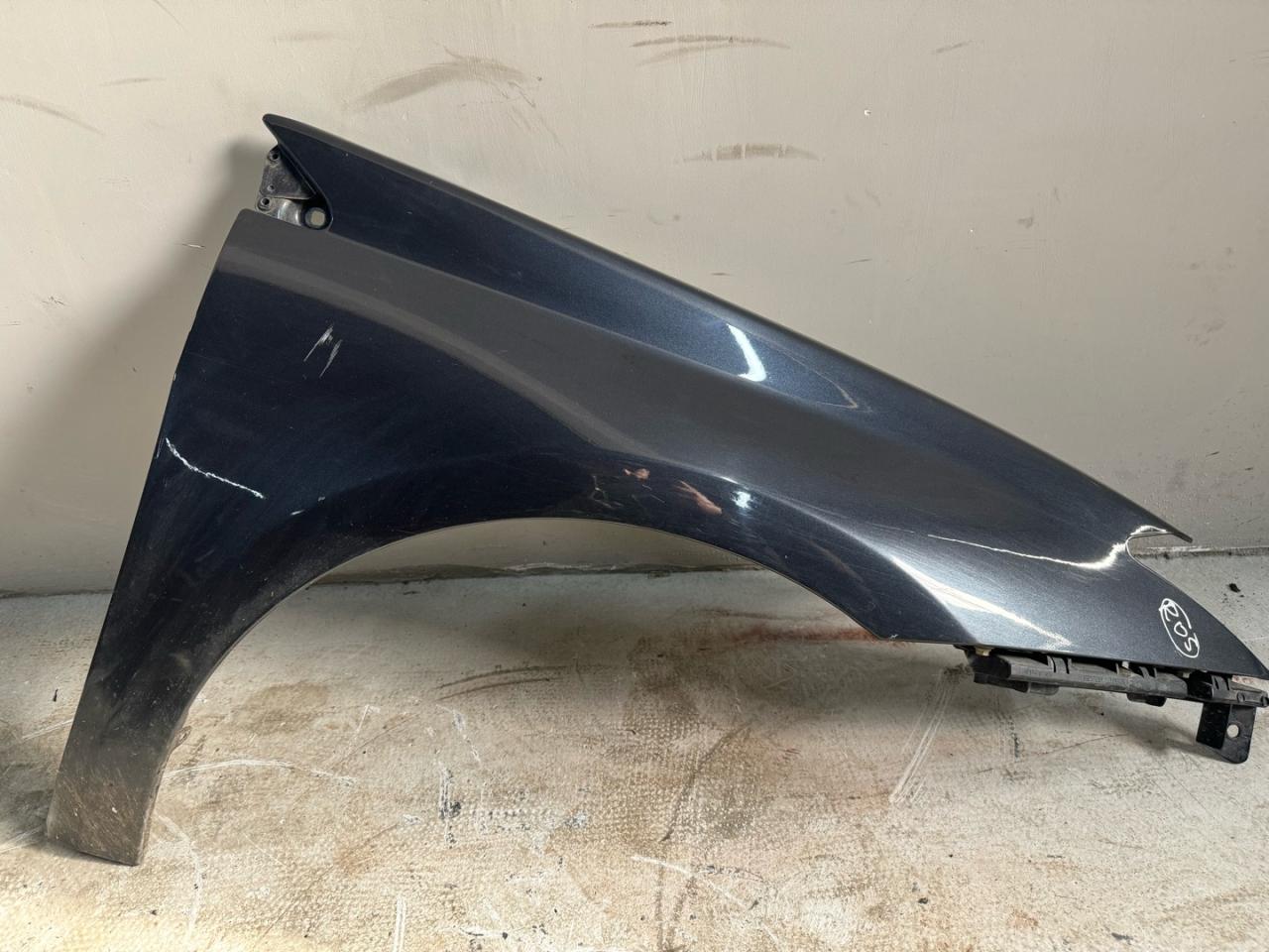 крыло переднее правое Renault Laguna 3 поколение 2010, 631000032R - фото №1