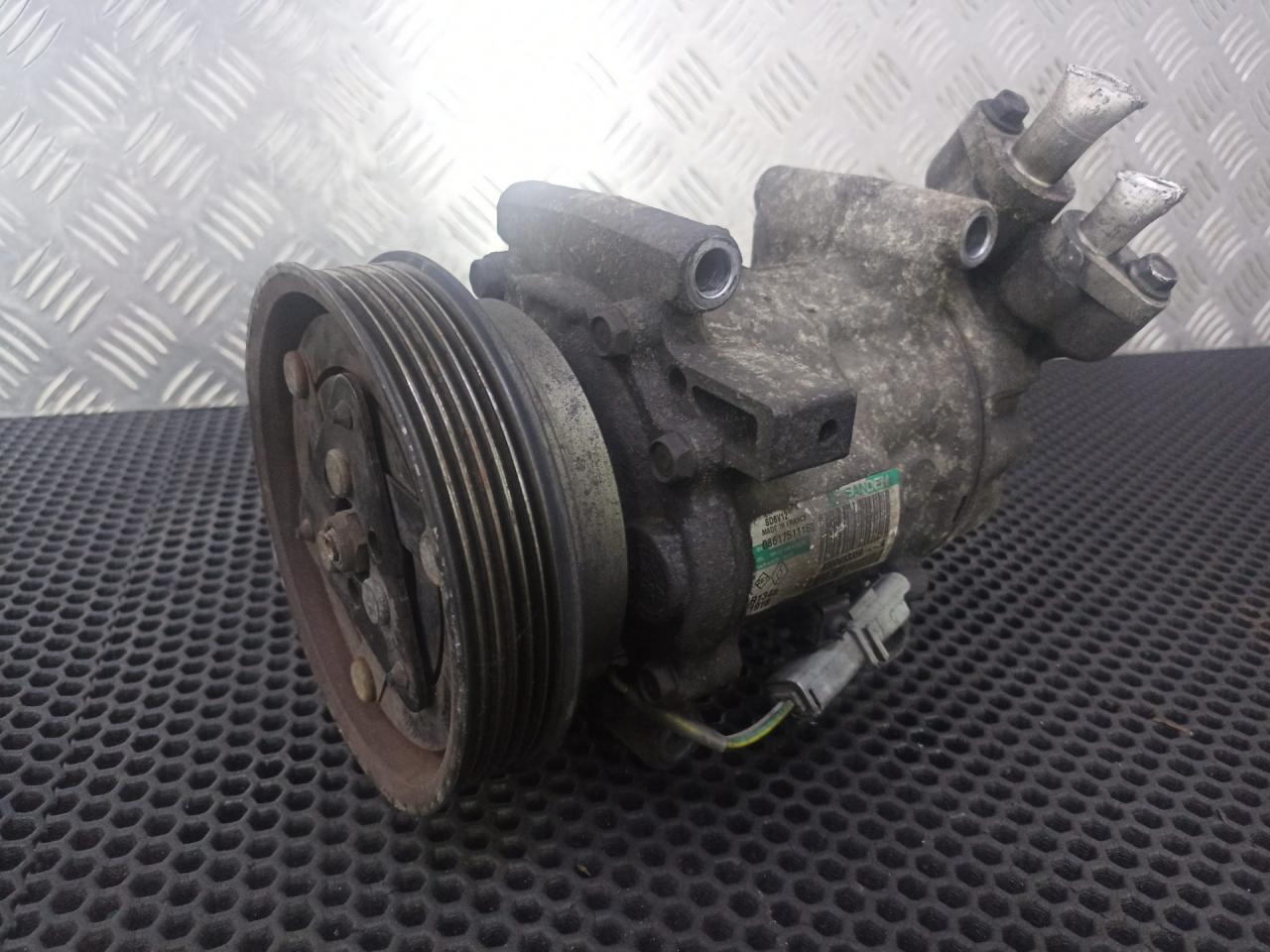 компрессор кондиционера Renault Clio 3 поколение 2007, 8200953359 - фото №1