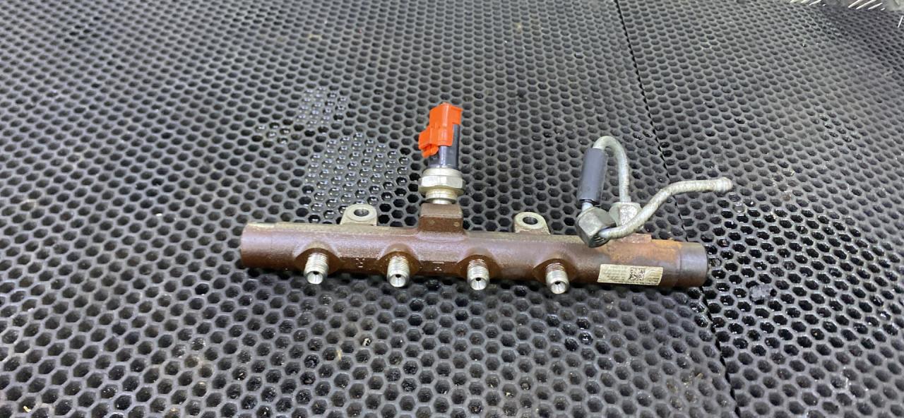 топливная рампа Renault Megane 3 поколение 2012, 8200815617 - фото №1