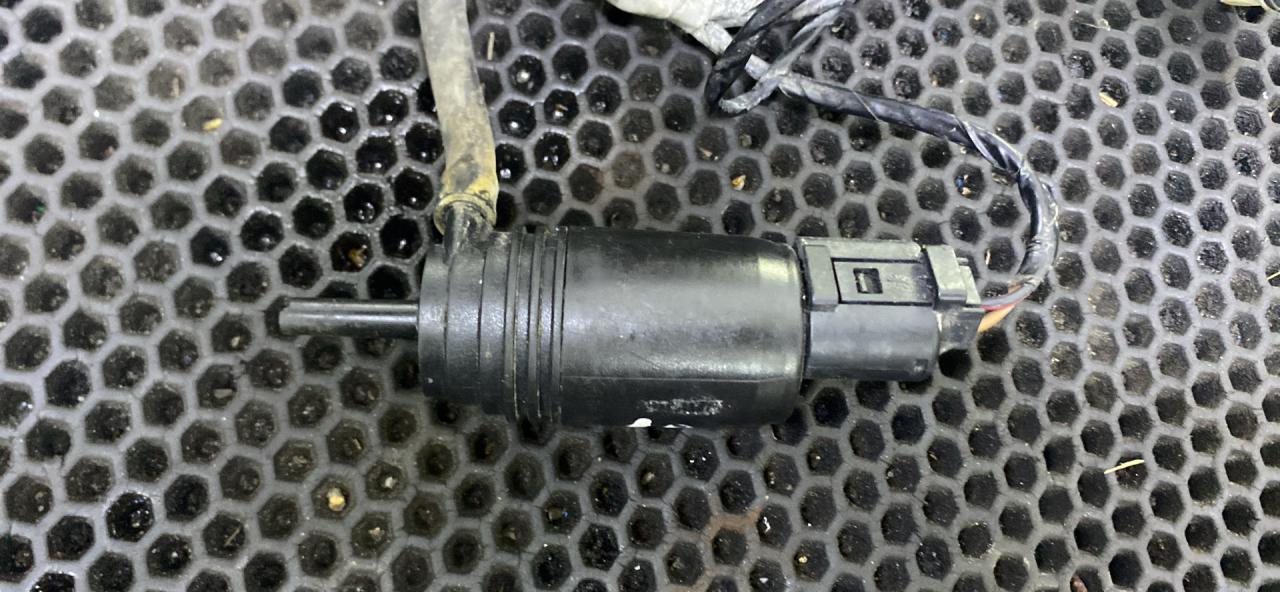 насос (моторчик) омывателя стекла BMW 1 серия E81/E82/E87/E88 (2004 - 2007), 67127199567 - фото №1