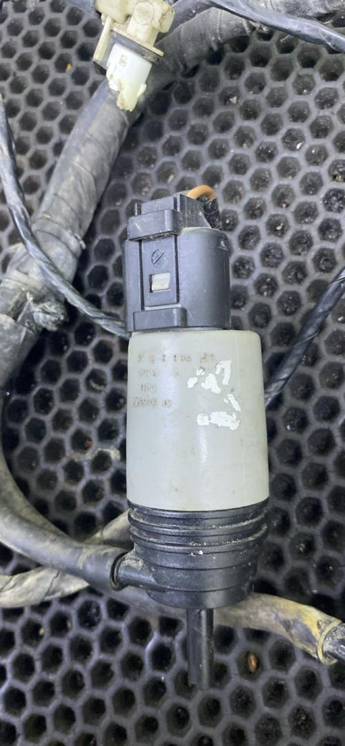 насос (моторчик) омывателя стекла BMW 1 серия E81/E82/E87/E88 (2004 - 2007), 67126934159 - фото №1