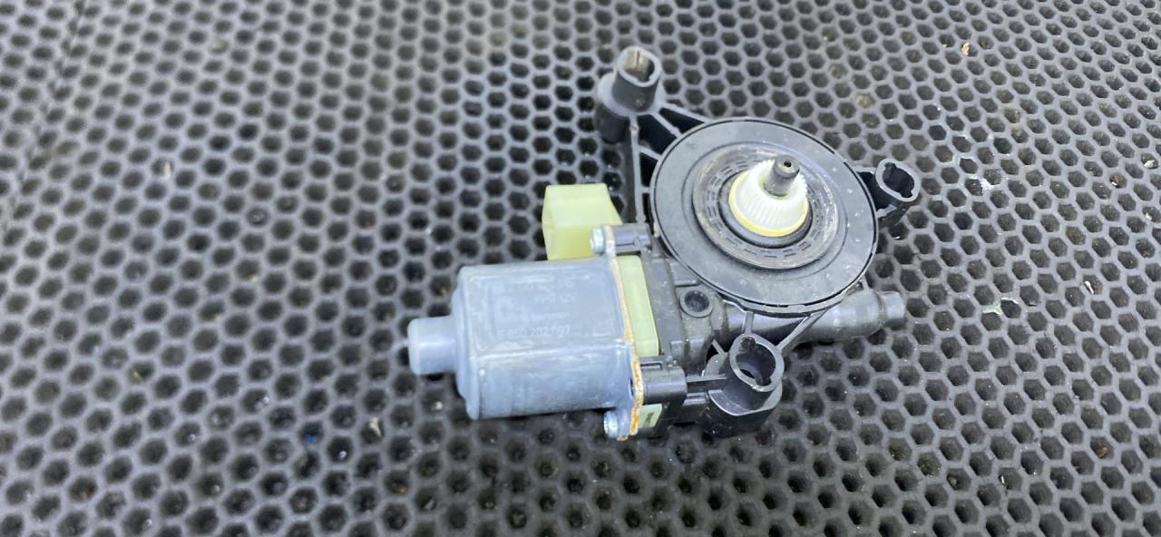 моторчик стеклоподъемника задний правый Volkswagen Tiguan 1 поколение (2007 - 2011), 5Q0959801A - фото №1