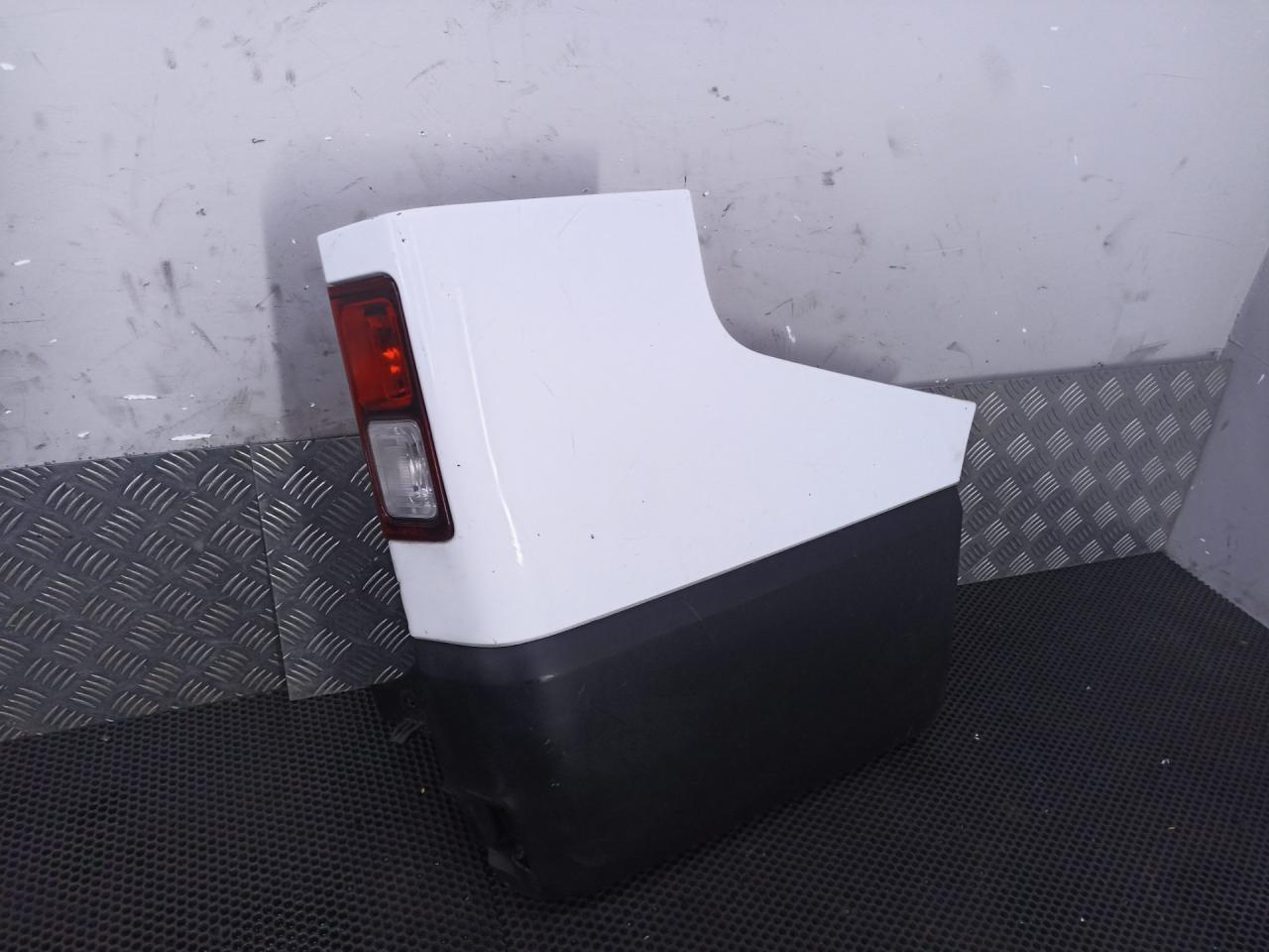 клык бампера задний правый Renault Trafic 3 поколение 2017, 850167290R - фото №1