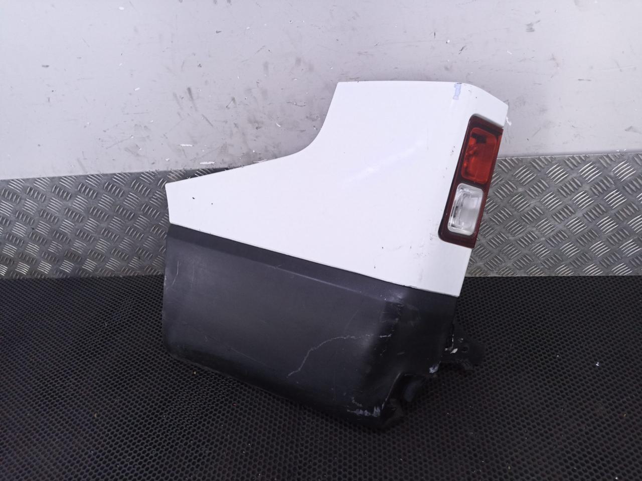 клык бампера задний левый Renault Trafic 3 поколение 2017, 850179165R - фото №1