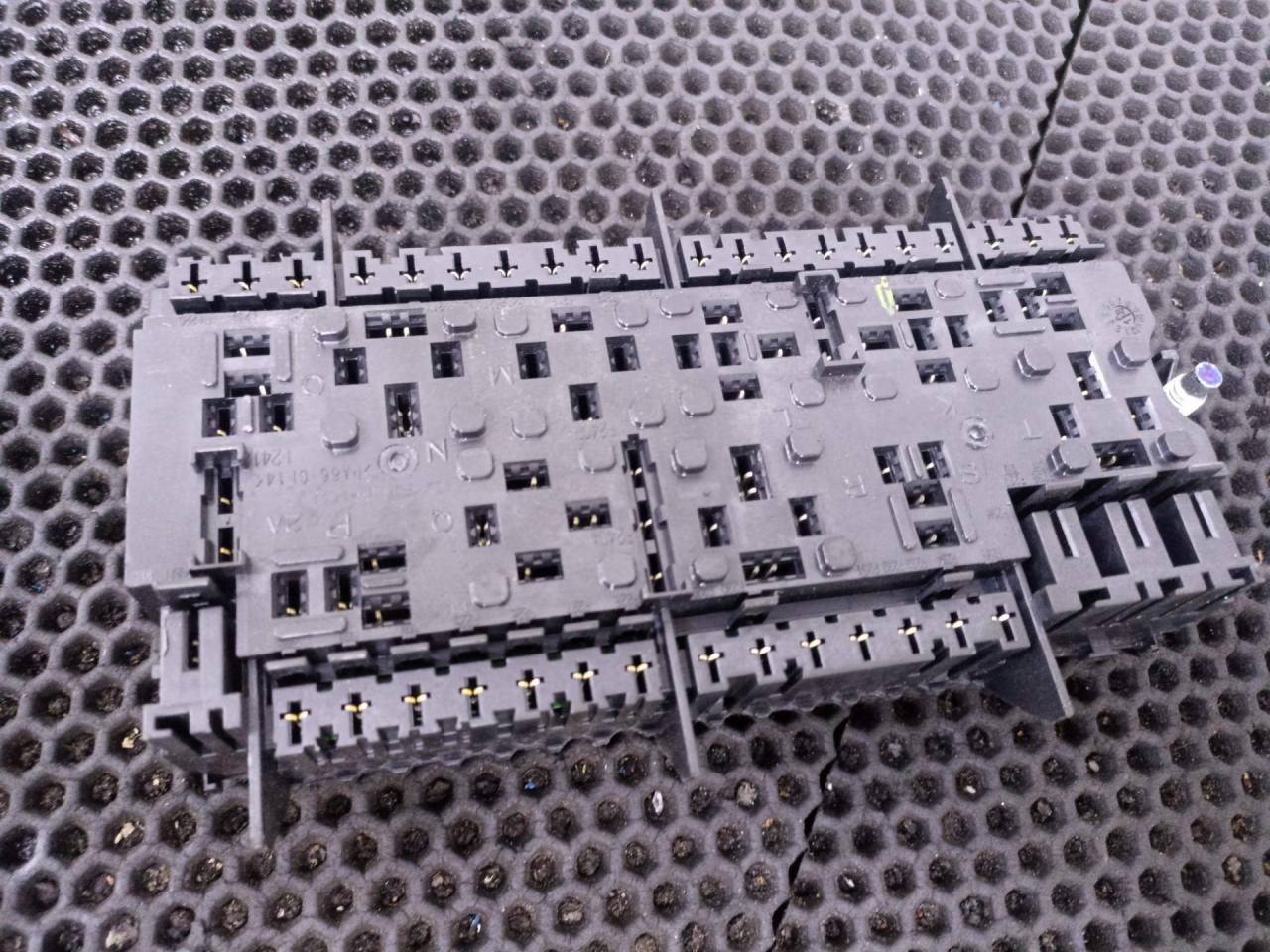 блок предохранителей Mercedes-Benz GLE W166 2017, A1669068201 - фото №1