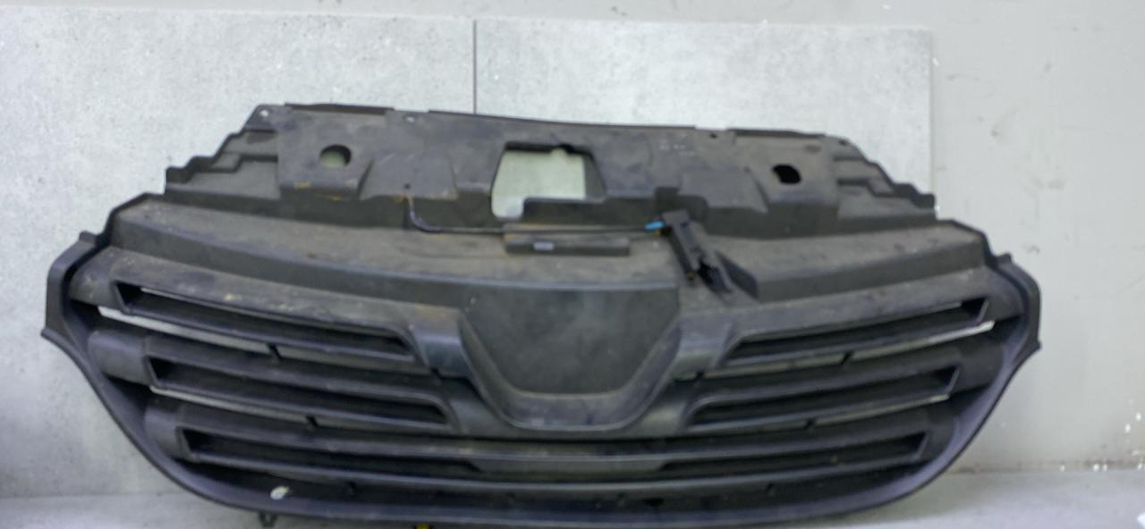 решетка радиатора Renault Trafic 3 поколение (2014 - 2026), 8200721895 - фото №1