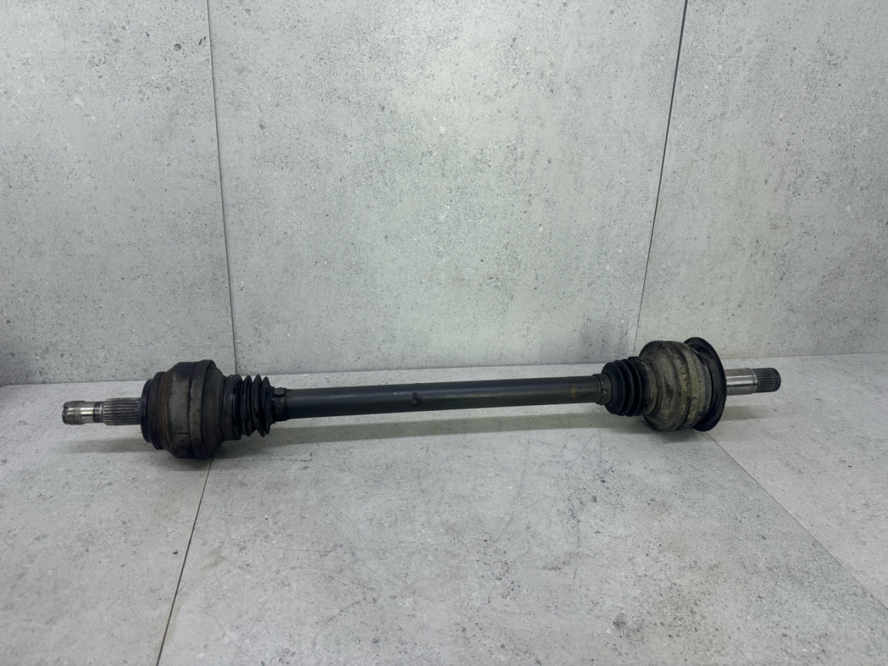 полуось задняя (приводной вал, ШРУС) Mercedes-Benz C-Класс W205/S205/C205 2017, 4.0 л., M 177.980, бензин, A2053500914 - фото №1