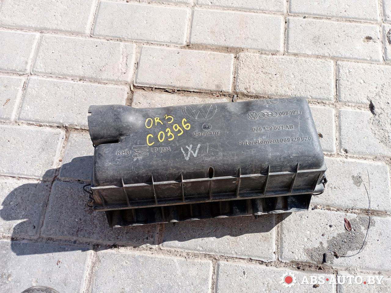 корпус воздушного фильтра Volkswagen Golf 2 поколение 1992, 1.6 л., дизель, 069129620, 068129607AB - фото №1