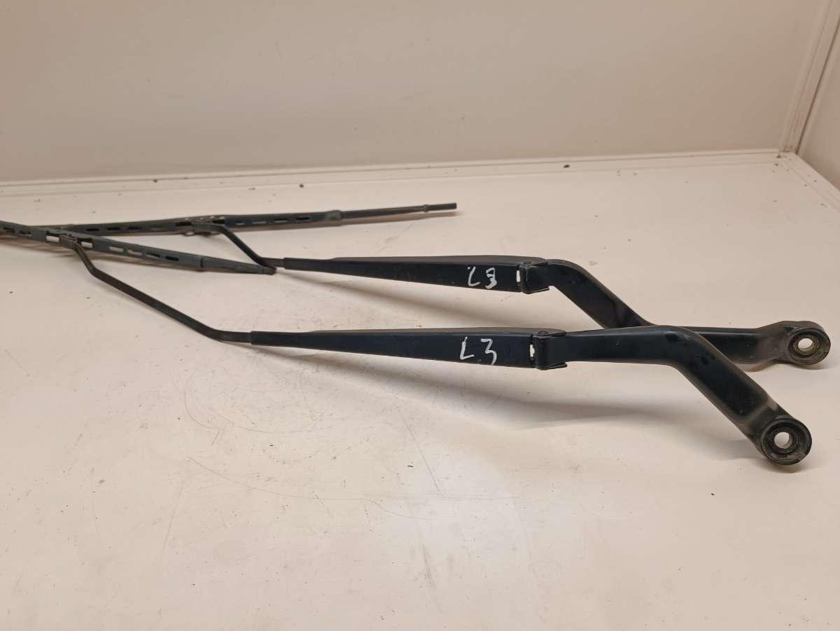 щеткодержатель (поводок стеклоочистителя, дворник) Nissan Almera N16 2002, 1.5 л., бензин, МКПП, седан, 28881BN001, 28886BN000 - фото №1