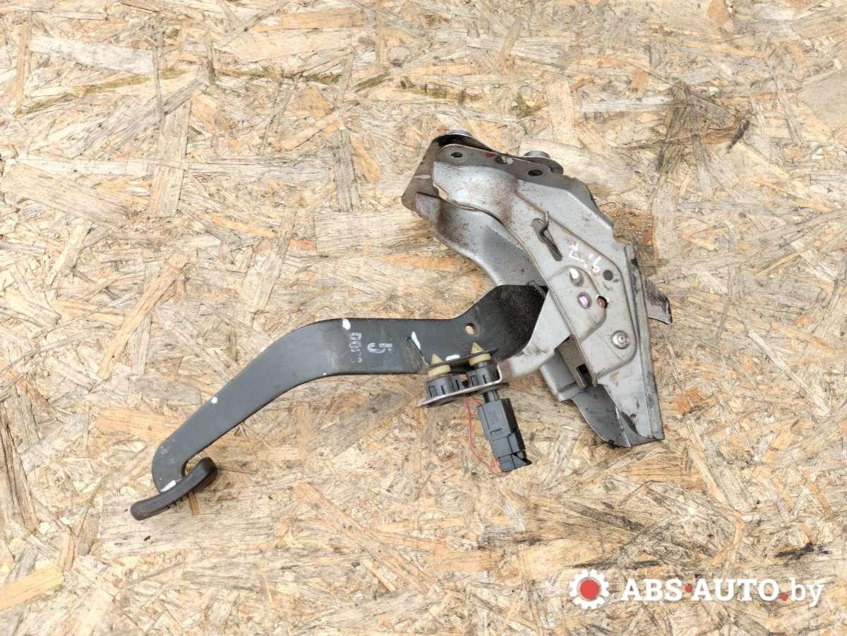 педаль тормоза Nissan Primera P12 2004, 2.2 л., дизель, МКПП, хетчбэк 5 дв. - фото №1