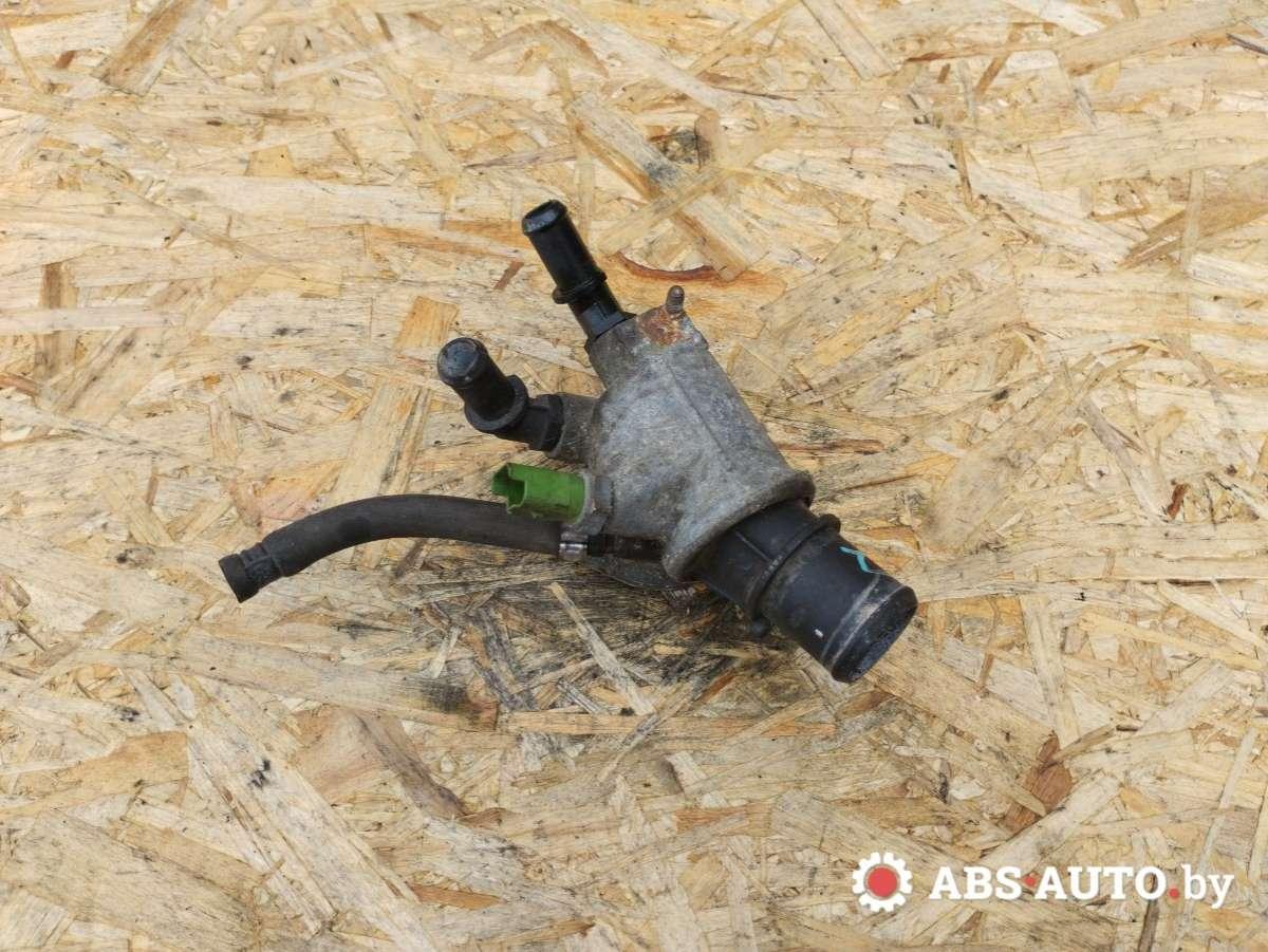 корпус термостата Opel Astra H 2006, 1.6 л., дизель, 55203388, 55187784, 71754778, 55202510, 71574778, 71754776, 93179136, 1338039, 1338154, 1338275, 1338429, 95517661, 1769079J50, 1769079J51, TVZ1177NF, TVZ1177UA, TI14388 - фото №1