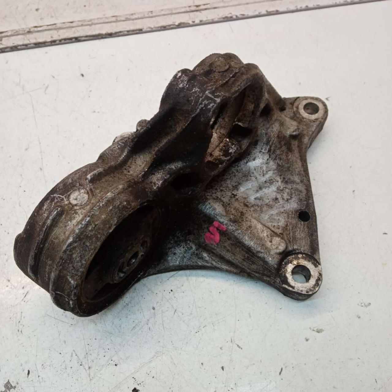 кронштейн полуоси Peugeot 206 1 поколение 2003, 2.0 л., дизель, хетчбэк 5 дв., 96462509 - фото №1