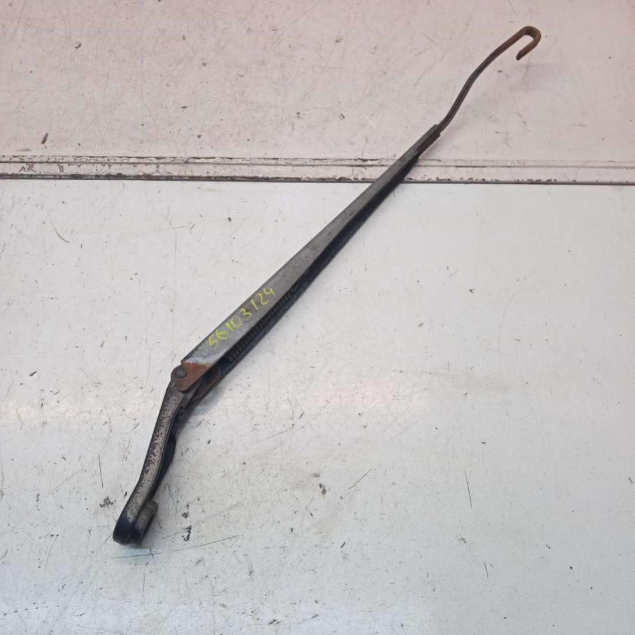 щеткодержатель (поводок стеклоочистителя, дворник) Nissan Primera P12 2004, 2.2 л., дизель, МКПП, универсал, 80008647 - фото №1