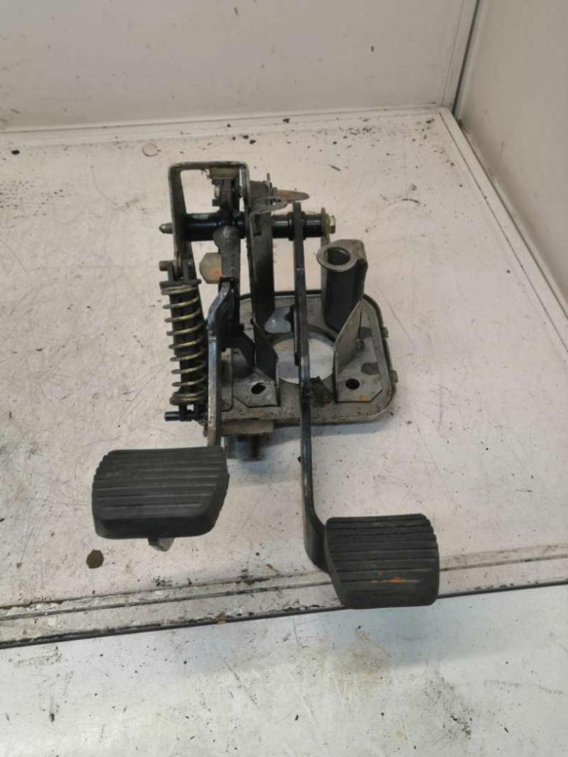 узел педальный (блок педалей) Peugeot 206 1 поколение 2003, 1.6 л., бензин, МКПП, хетчбэк 5 дв. - фото №1