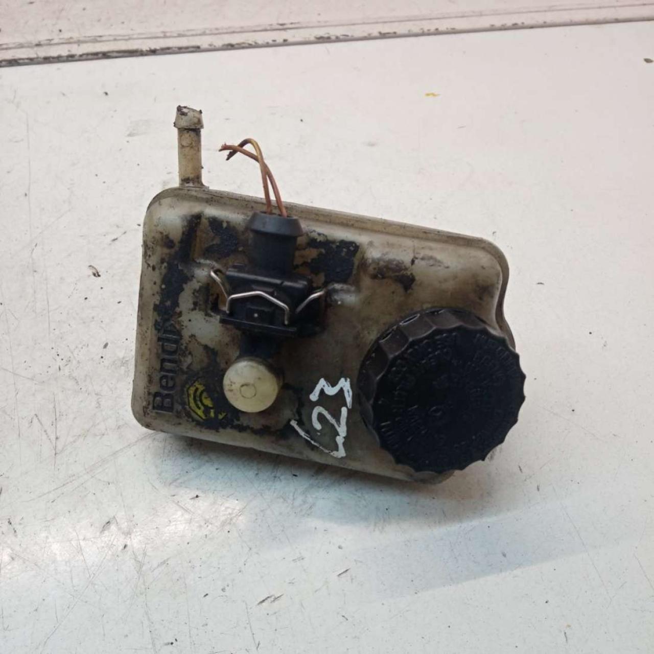 бачок тормозной жидкости Mercedes-Benz Vito W638 2001, 2.2 л., OM 611.980, дизель, МКПП, микроавтобус, A0024312802, L519845 - фото №1