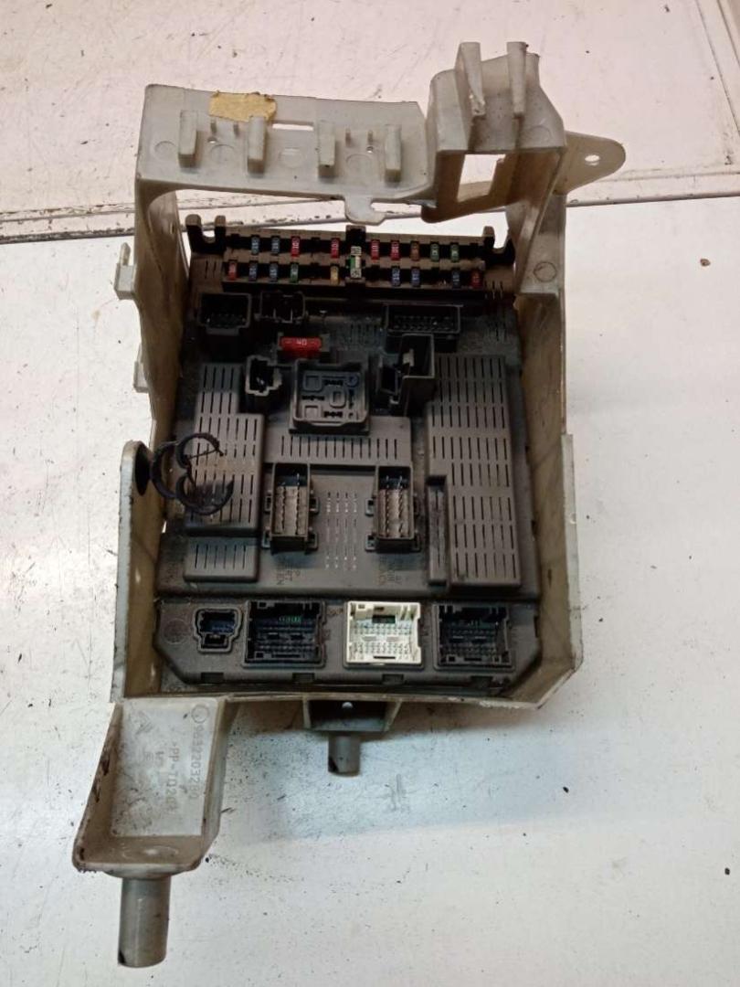 блок предохранителей Citroen C5 1 поколение 2000, 1.9 л., дизель, 9647447980, 9637466180, 9632203280, 98162200, 9647448280 - фото №1