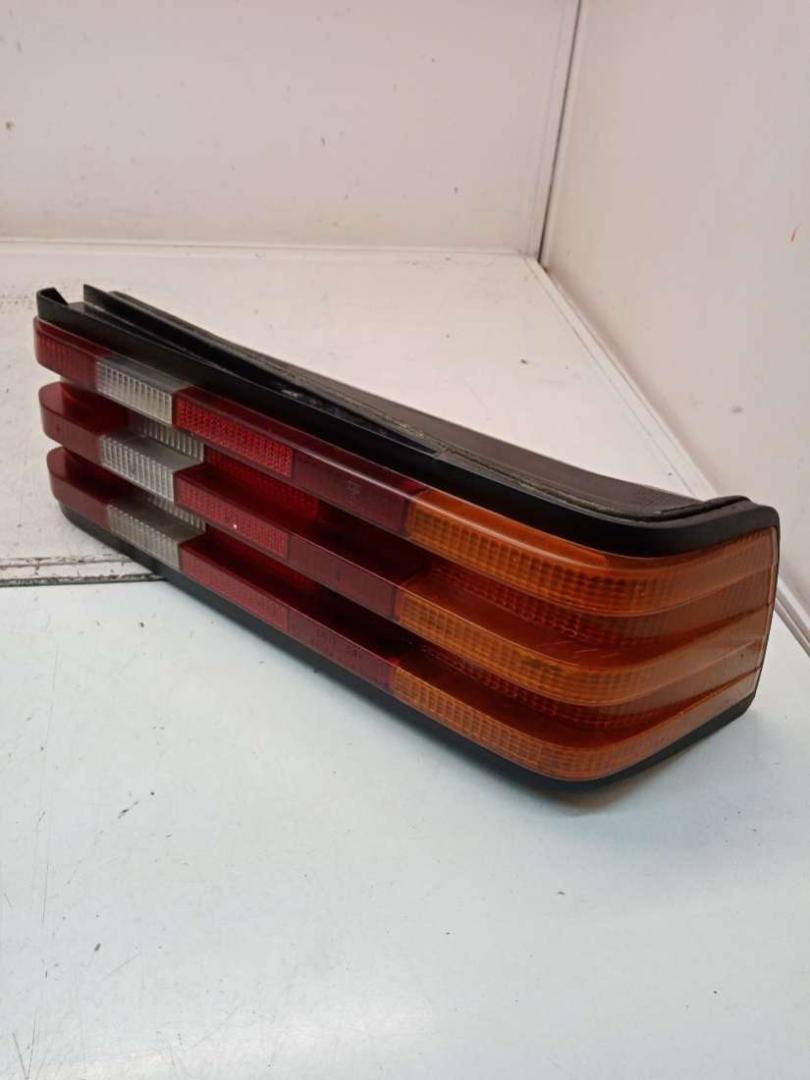 фонарь задний правый Mercedes-Benz 190 1 поколение 1993, ULO381R, 93364R23, 0153364R3, 53364R7, 53364R6 - фото №1