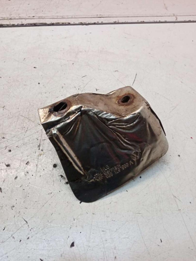 защита (экран) выпускного коллектора Volkswagen Caddy 3 поколение 2008, 1.9 л., BJB, дизель, МКПП, белый, 038129969A - фото №1