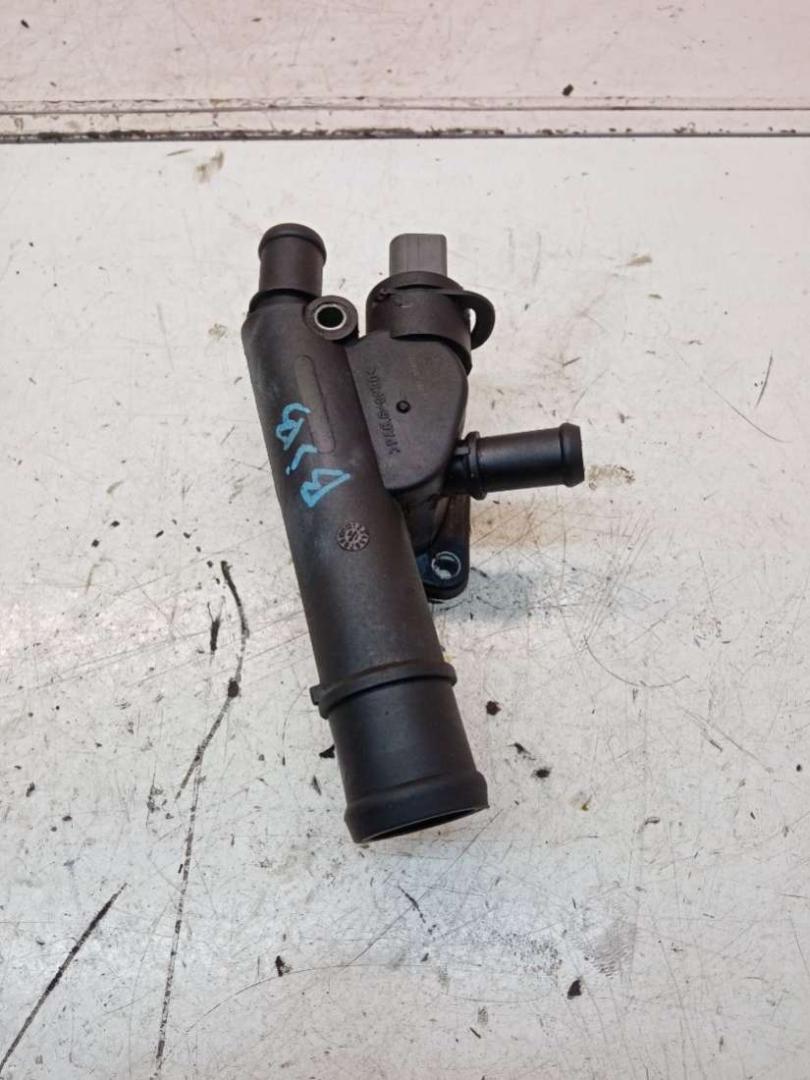 фланец (тройник) системы охлаждения Volkswagen Caddy 3 поколение 2008, 1.9 л., BJB, дизель, МКПП, белый, 110361, 7700H47 - фото №1