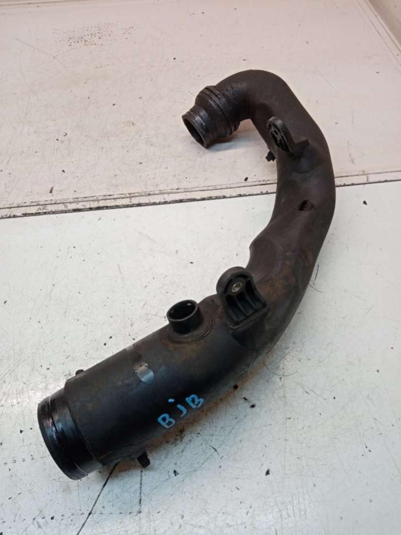 патрубок воздушного фильтра Volkswagen Caddy 3 поколение 2008, 1.9 л., BJB, дизель, МКПП, белый, 1K0129654 - фото №1