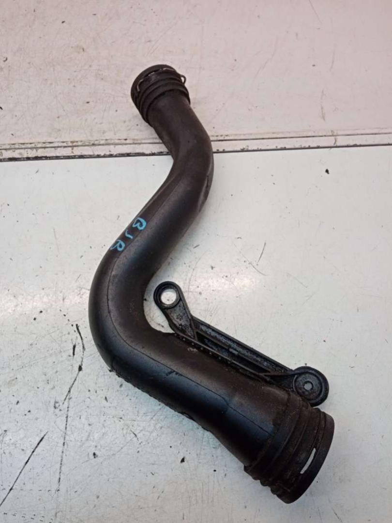 патрубок интеркулера Volkswagen Caddy 3 поколение 2008, 1.9 л., BJB, дизель, МКПП, белый, 1K0415762P - фото №1