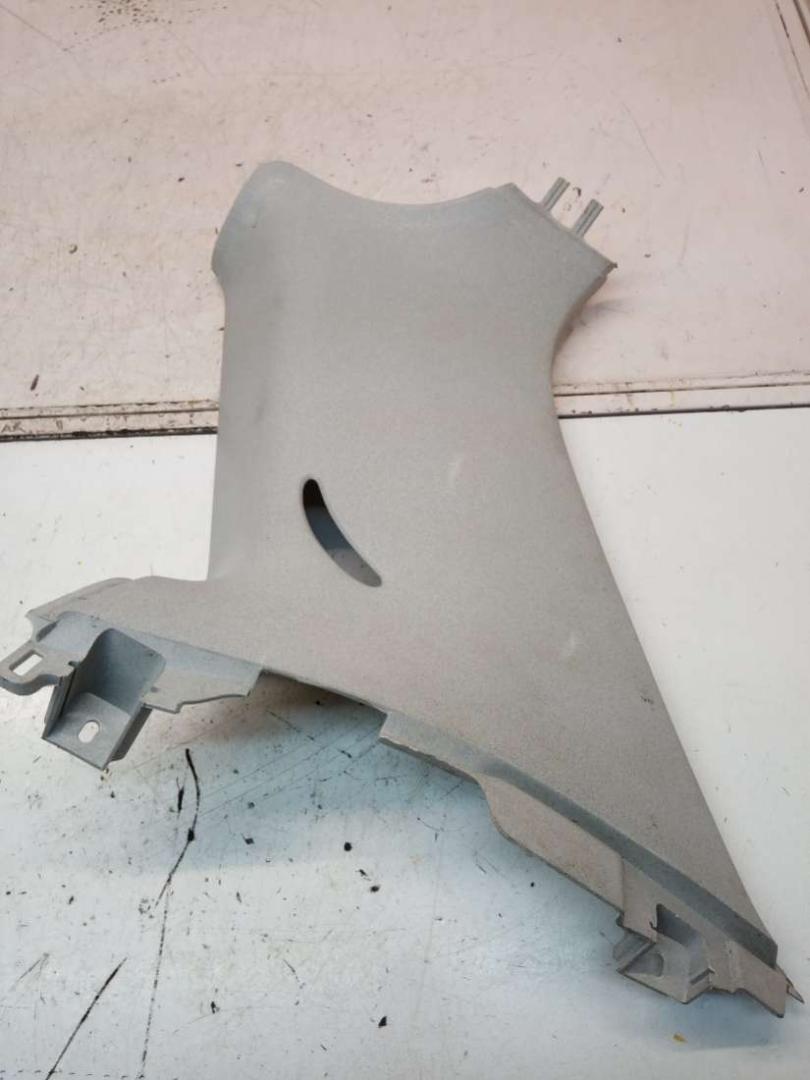 обшивка стойки центральной правой Volkswagen Polo 4 поколение 2002, 1.2 л., бензин, МКПП, 6Q3867288D - фото №1