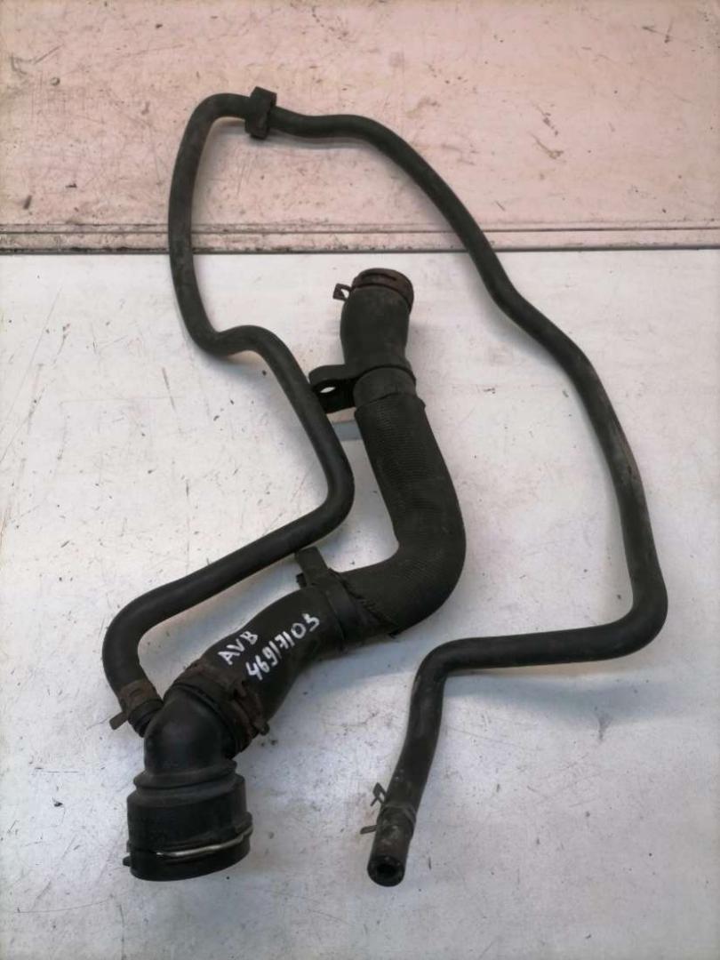 патрубок радиатора Volkswagen Polo 4 поколение 2002, 1.2 л., бензин, МКПП, 600122291E, 6Q0122101BE - фото №1