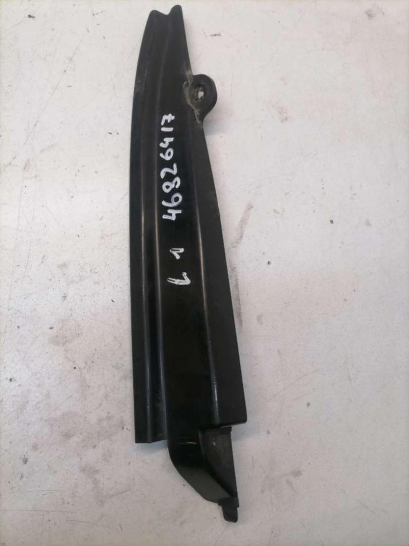 пластик Chrysler Grand Voyager 4 поколение 2004, 2.5 л., дизель, МКПП, минивэн, 04717734-AA - фото №1