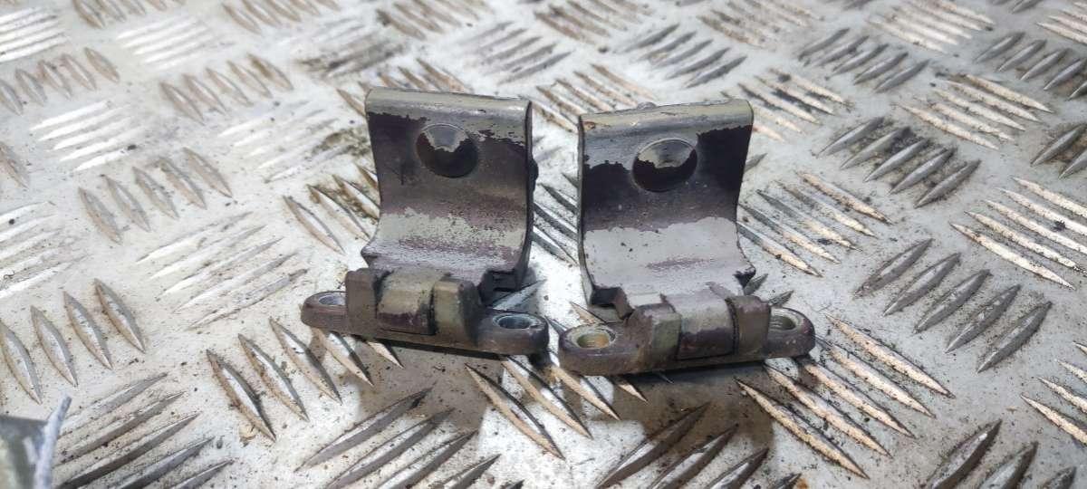 петля крышки багажника Volkswagen Polo 4 поколение 2002, 1.2 л., бензин, МКПП - фото №1