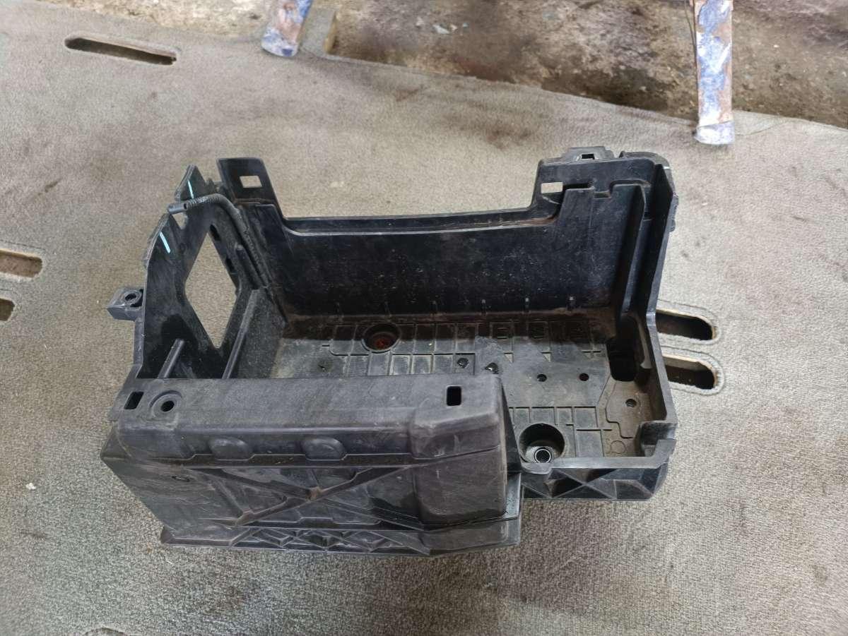 полка аккумулятора Renault Laguna 3 поколение 2009, 2.0 л., дизель, МКПП, хетчбэк 5 дв. - фото №1