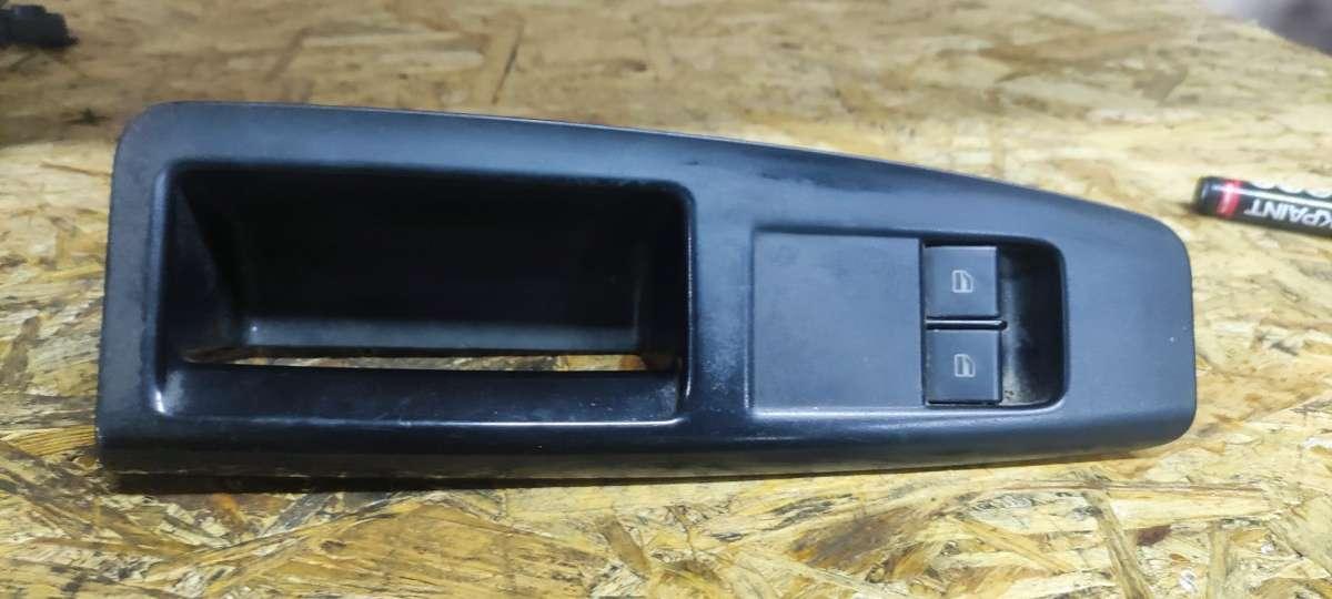 кнопка стеклоподъемника двери Volkswagen Polo 4 поколение 2002, 1.2 л., бензин, МКПП - фото №1