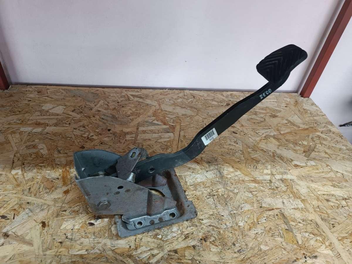 педаль сцепления Hyundai Coupe GK 2002, 2.0 л., бензин, МКПП, купе - фото №1