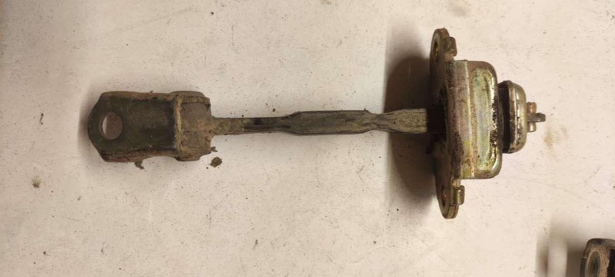 ограничитель открывания двери задней Nissan Almera N16 2002, 1.5 л., бензин, МКПП, седан - фото №1