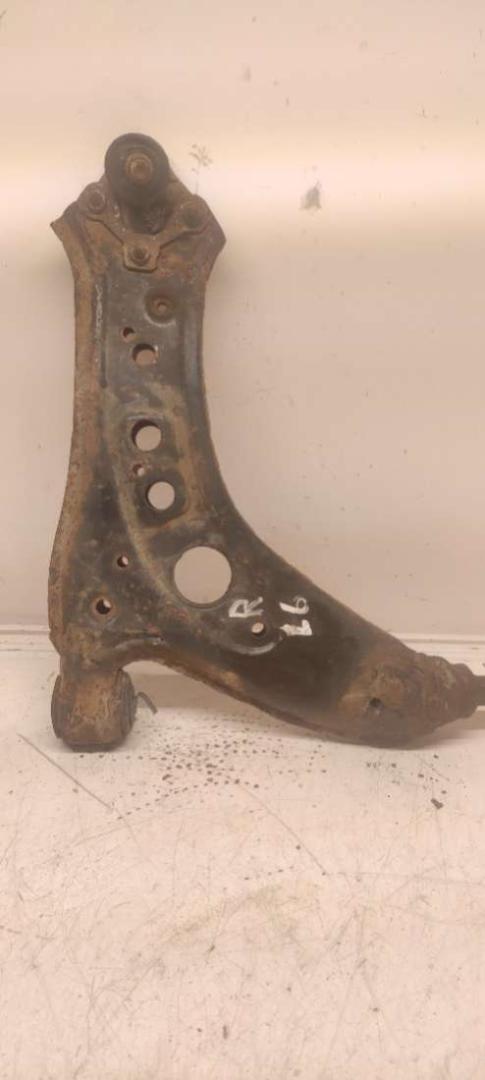 рычаг передний правый Volkswagen Polo 4 поколение 2002, 1.2 л., бензин, МКПП - фото №1