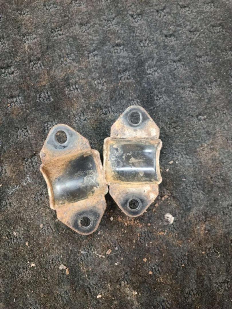 крепление стабилизатора / втулки стабилизатора Lexus IS 2 поколение (XE20) 2007, 2.2 л., дизель, МКПП - фото №1