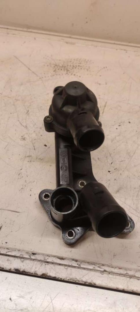 корпус термостата Volkswagen Polo 4 поколение 2002, 1.2 л., бензин, МКПП, 03C121111B - фото №1