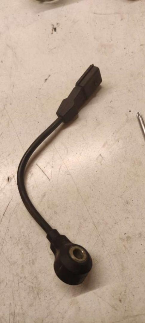 датчик детонации Volkswagen Polo 4 поколение 2002, 1.2 л., бензин, МКПП, 06A905377D - фото №1