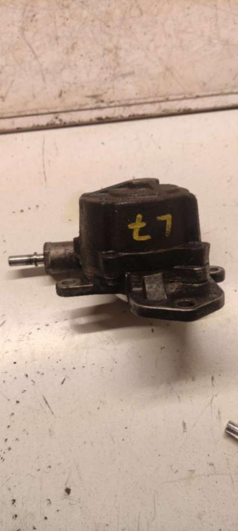 насос вакуумный Peugeot 307 1 поколение 2004, 2.0 л., дизель, МКПП, хетчбэк 5 дв. - фото №1