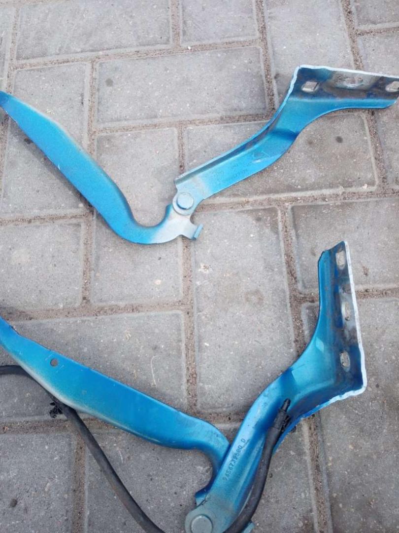 петля капота Peugeot 308 T7 2010, 1.6 л., EP6, бензин, МКПП, синий, хетчбэк 5 дв. - фото №1