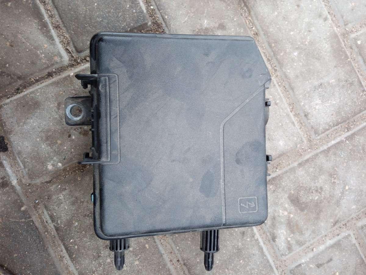 крышка блока предохранителей Renault Laguna 3 поколение 2009, 2.0 л., дизель, МКПП, хетчбэк 5 дв., 284C4001R, 319134128 - фото №1