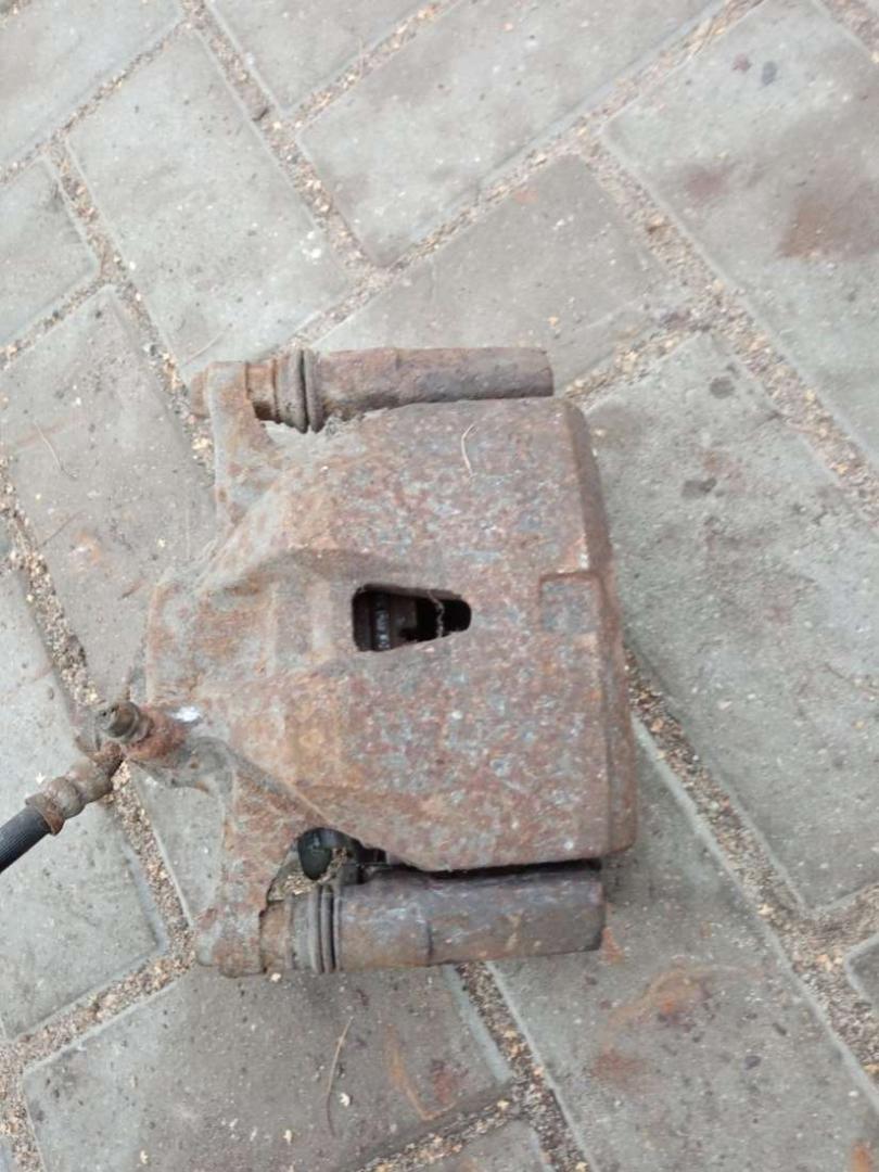 суппорт передний левый Lexus IS 2 поколение (XE20) 2007, 2.2 л., дизель, МКПП - фото №1