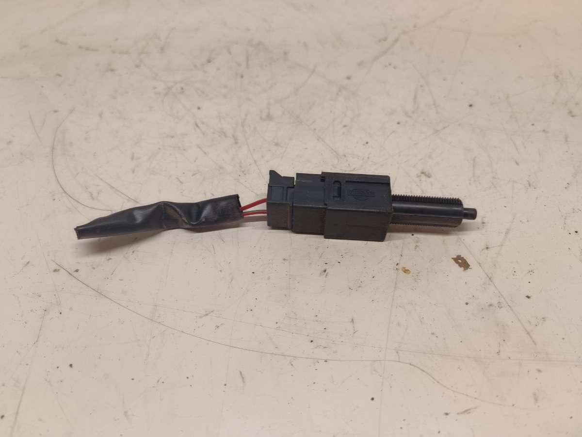 Датчик педали тормоза (лягушка) Nissan Primera P12 2005, 1.9 л., дизель, МКПП, черный, универсал - фото №1