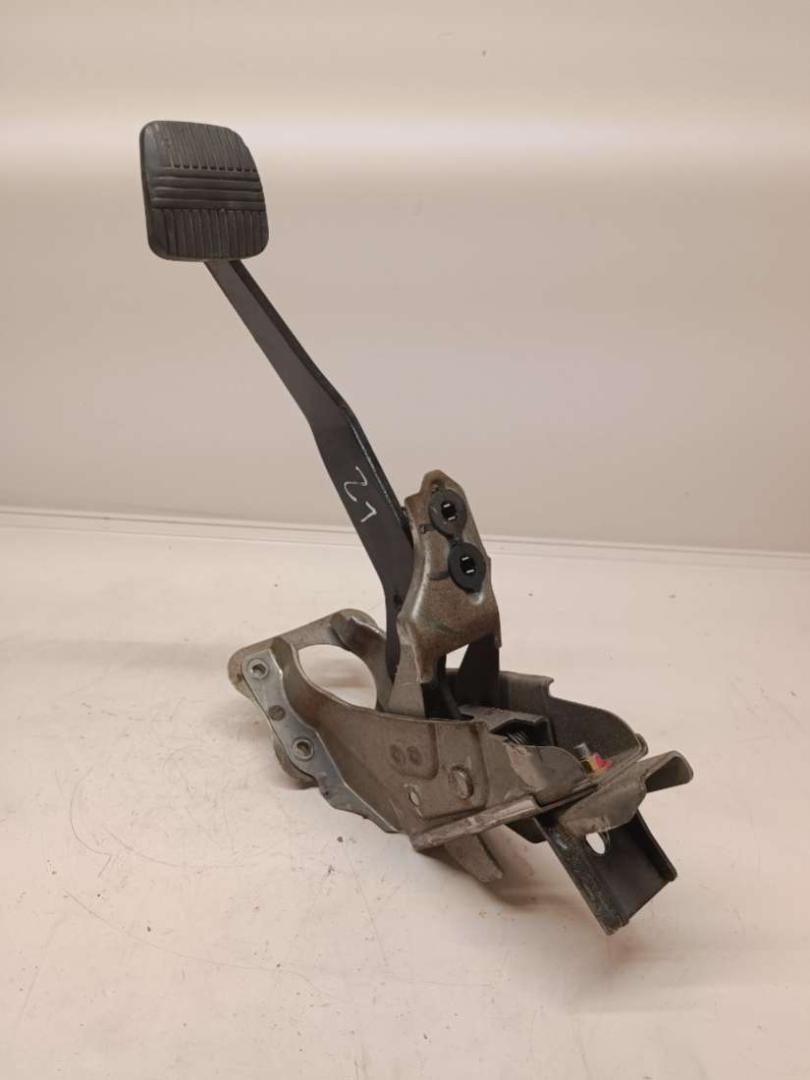 педаль тормоза Nissan Primera P12 2005, 1.9 л., дизель, МКПП, черный, универсал, 182A0, 5CV27 - фото №1
