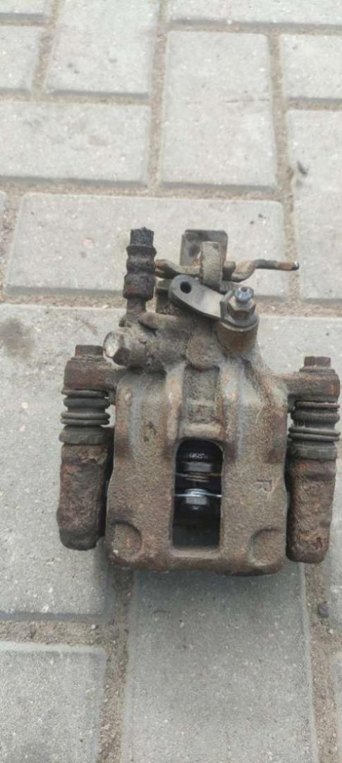 суппорт задний правый Nissan Almera N16 2002, 1.5 л., бензин, МКПП, седан - фото №1