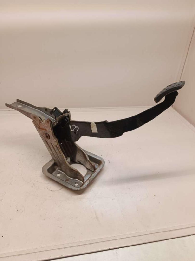 педаль тормоза Nissan Almera N16 2002, 1.5 л., бензин, МКПП, седан - фото №1