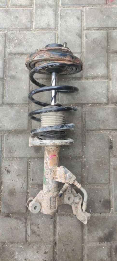 стойка передняя левая Nissan Primera P12 2005, 1.9 л., дизель, МКПП, черный, универсал - фото №1