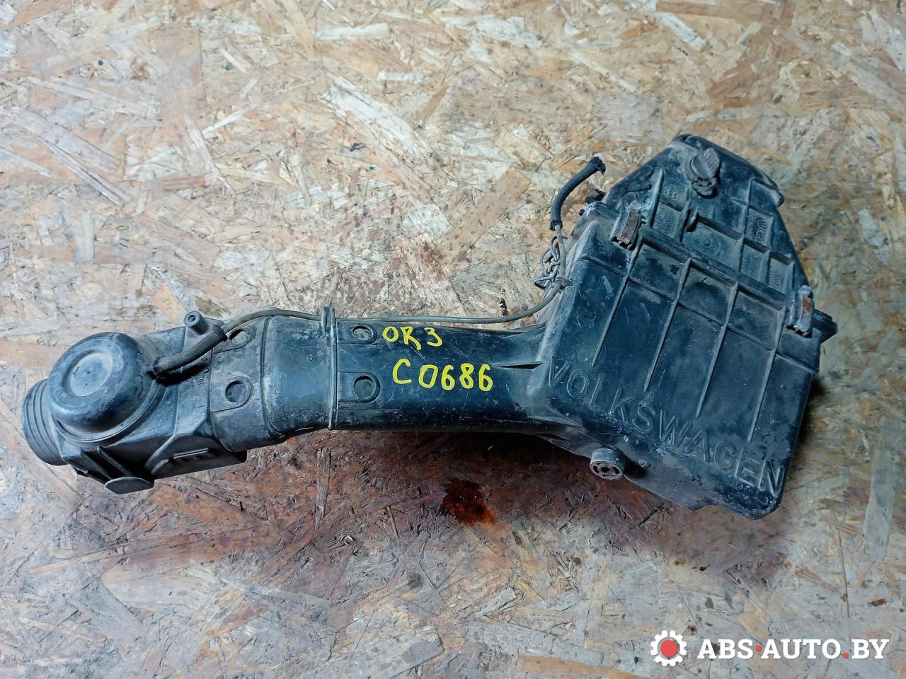 корпус воздушного фильтра Volkswagen Golf 2 поколение 1990, 1.6 л., бензин, 027129607D, 055129620A, 4603985906 - фото №1