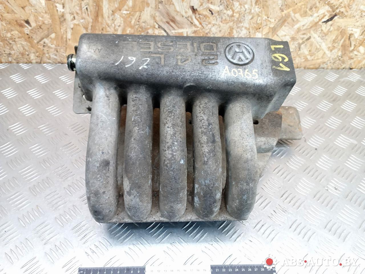 коллектор впускной Volkswagen Transporter T4 1995, 2.4 л., МКПП, 074129713D - фото №1