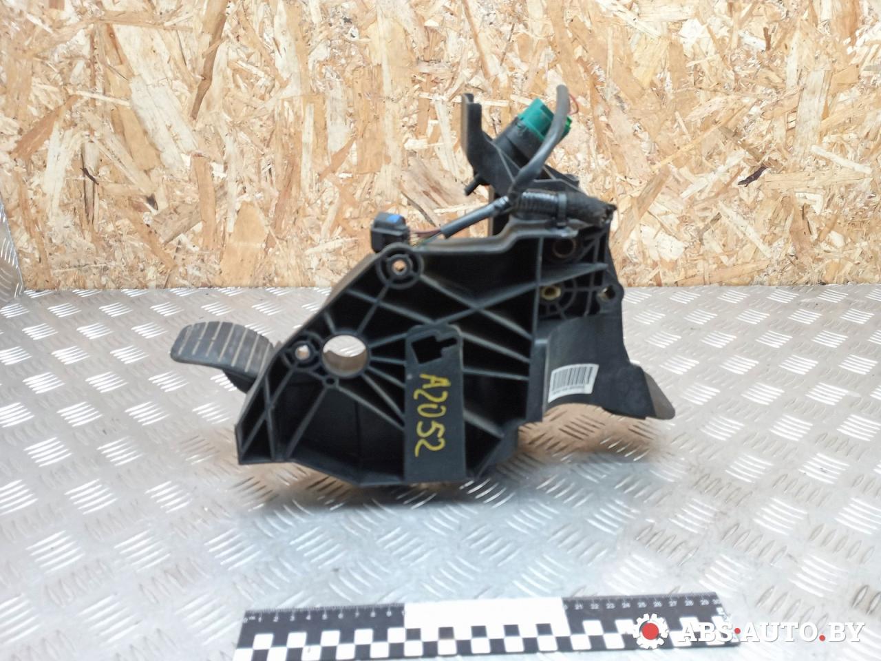 педаль тормоза Renault Trafic 3 поколение 2016, 1.6 л., R9M 408, дизель, МКПП, микроавтобус, 465010176R, 93868407, 81007104C - фото №1